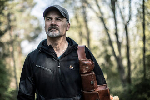 Overlevelseseksperten er et internasjonalt ikon innenfor friluftsliv og bushcraft – og den svenske eksperten vet hva han snakker om. Her er hans beste tips til hvordan kle seg på tur.